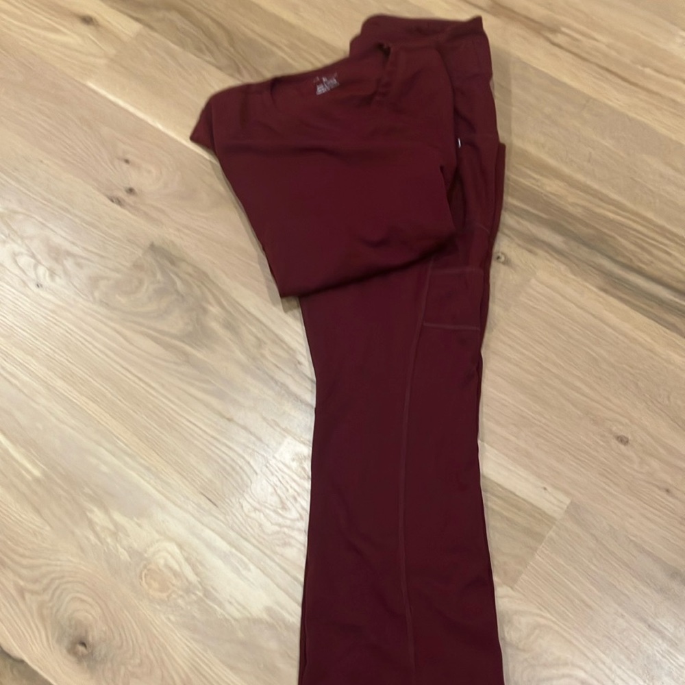 Burgundy jaanuu scrub set
Medium pants 
Xl top